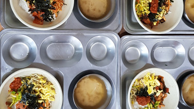 여러가지 나물에 약고추장까지 넣고 쓱싹~~쓱싹 비빔밥