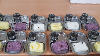 간식으로 기정떡을 드시고 맨손체조로 오후를 잘 보내고 계십니다