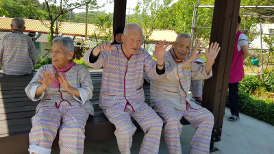 덕인정자에서 봄바람^^만끽 하시네요