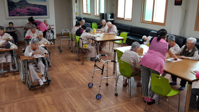 소근육향상과 집중력에 도움을 드리는 반쪽 색칠하기