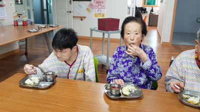 간식으로 찐감자 드시고 수박색칠하기