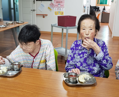 간식으로 찐감자 드시고 수박색칠하기