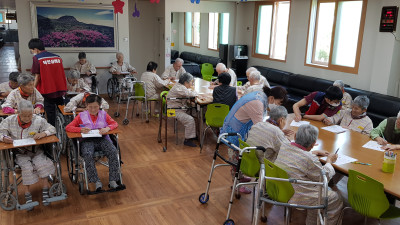 한글공부하시고 휠체어어르신들 산책나왔습니다