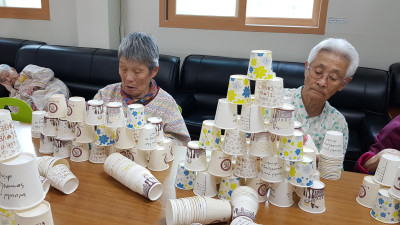 균형감각과 소근육향상에 좋은 종이컵 쌓기