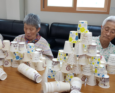 균형감각과 소근육향상에 좋은 종이컵 쌓기
