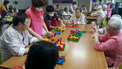 달달한 팥빵드시고 소근육운동과 집중력에 도움을 드리는 블럭쌓기