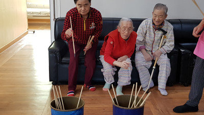 집중력과 소근육운동에 도움을 드리는 투호 던지기