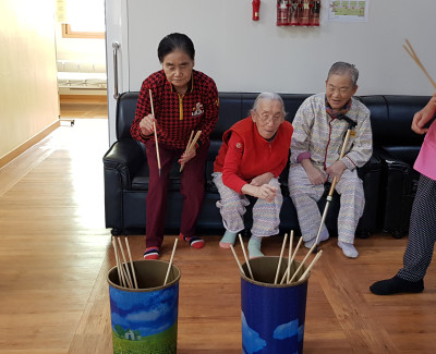 집중력과 소근육운동에 도움을 드리는 투호 던지기