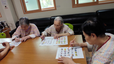 틀린그램 찾기를 하시며 집중하시는 우리 어르신들 입니다.