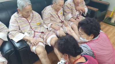 혈액순환과 관절 유연성에 좋은 발맛사지 실시