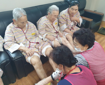 혈액순환과 관절 유연성에 좋은 발맛사지 실시