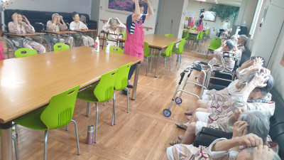 건강체조를 통한 신체 단련 시간입니다