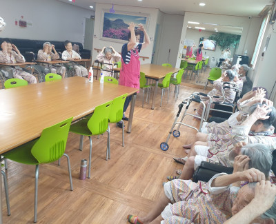 건강체조를 통한 신체 단련 시간입니다