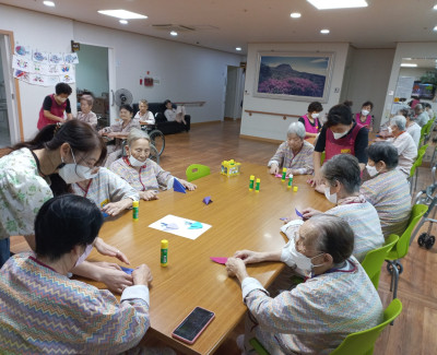 비가 온 날에 종이접기 '우산' 만들기 활동했습니다.