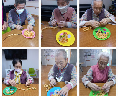 재미있고 맛있는 '과자 팔찌' 만들기