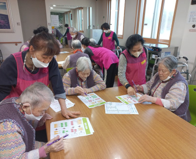 저희 어르신들께서 집중하시며 더하기, 빼기 공부 하셨습니다.