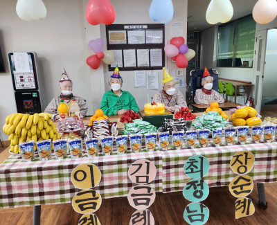 덕인실버홈 1~3월 생신이신 어르신들 생신잔치 진행했습니다.
